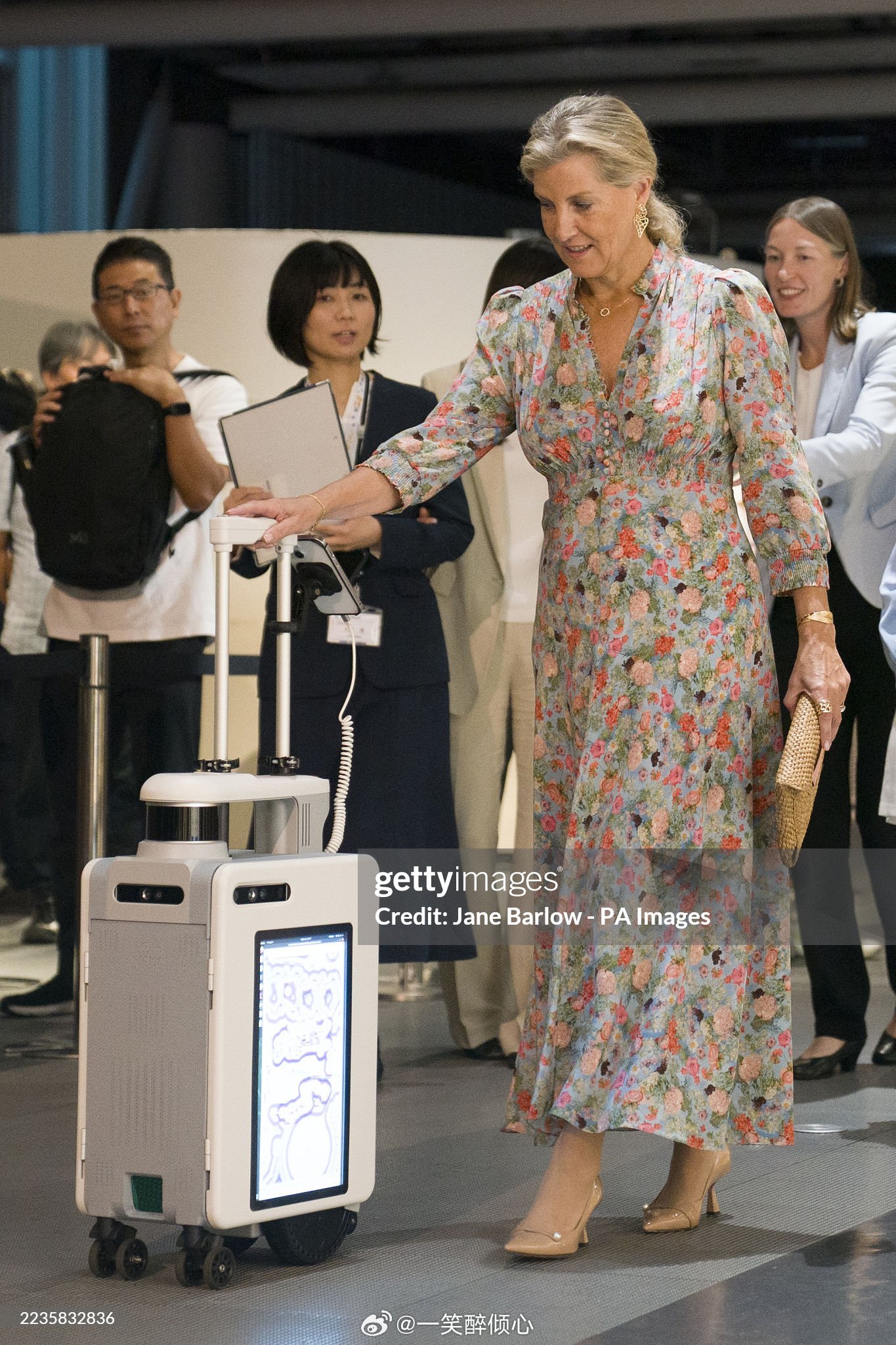 英国王室[超话]  今天爱丁堡公爵夫人苏菲在日本东京访问国立新兴科学博物馆，并了