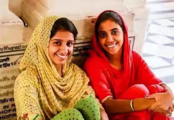 2012年，19岁的印度女孩莫迪娜，听说中国男人不打老婆、女人能挣钱，连夜收拾行