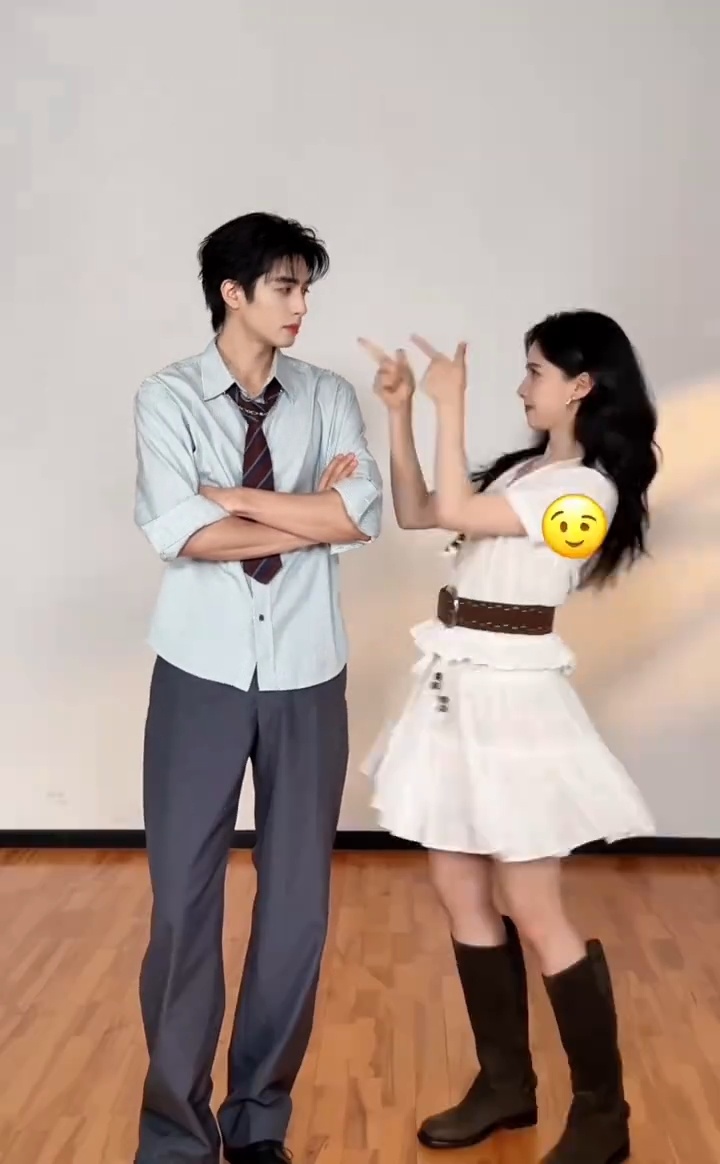 宋威龙张婧仪斗舞合拍宋威龙张婧仪大家来恋爱cha欢快甜美的舞曲遇上适配度超高的搭