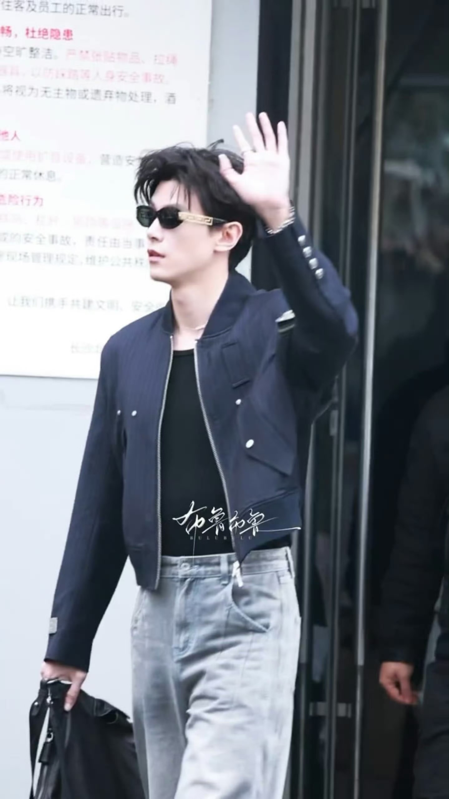 邓凯hi6上班路透 邓凯hi6上班路透简直太帅了！此男是酷盖来的吧～也不忘给粉丝
