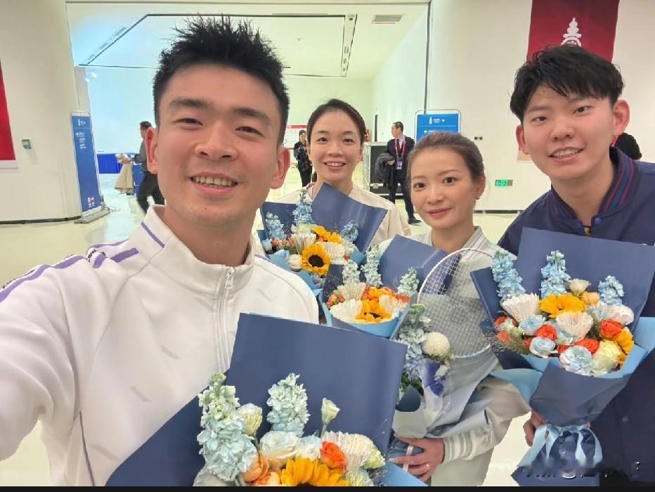 郑思维晒和黄雅琼刘雨辰夫妇还有陈清晨的合照，三人都曾在巴黎奥运会上拿过冠军，全运