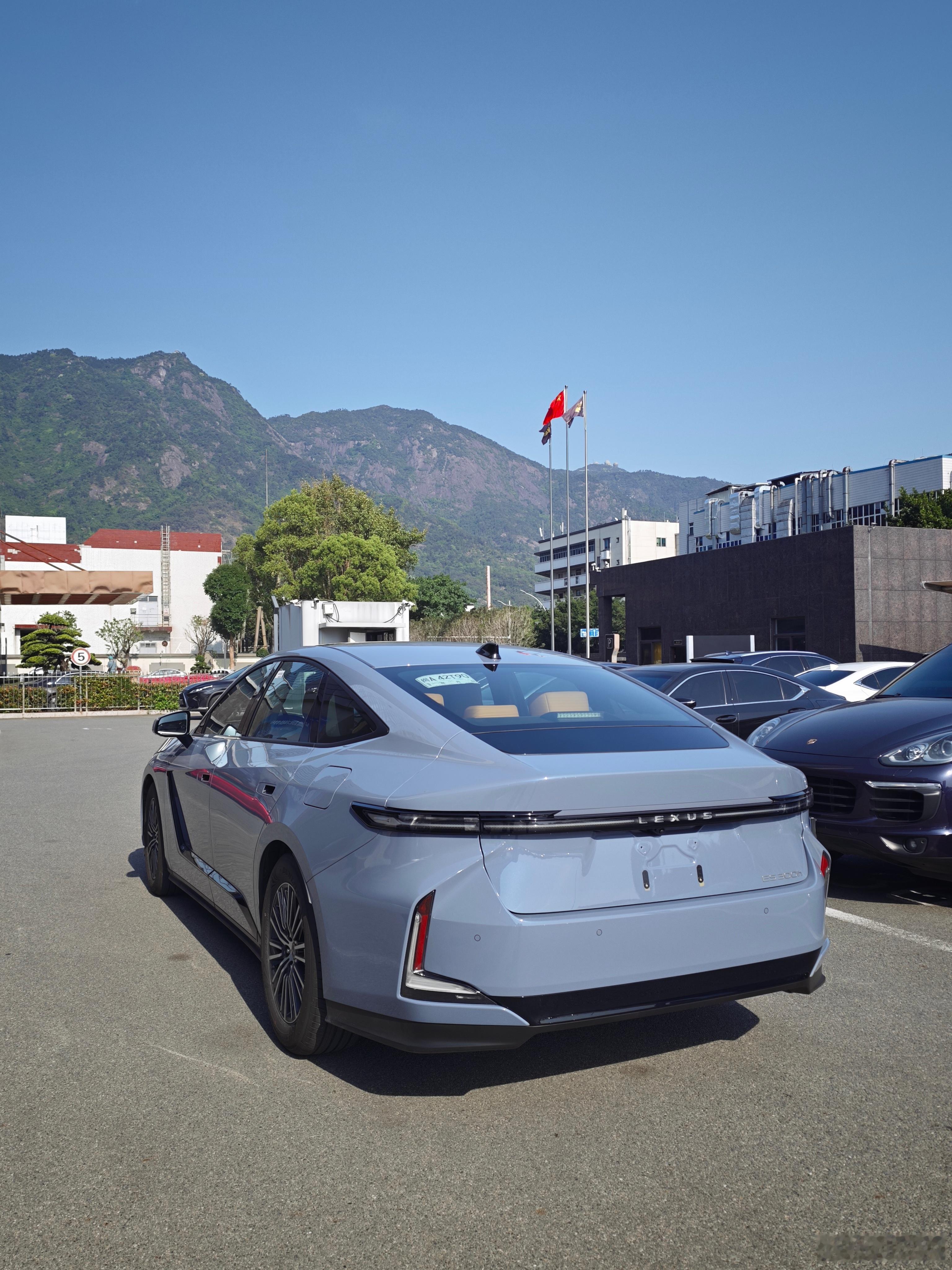 其实在多看了几遍新ES以后，我好像已经觉得逐渐顺眼了起来——但仅限黑色，其他颜色