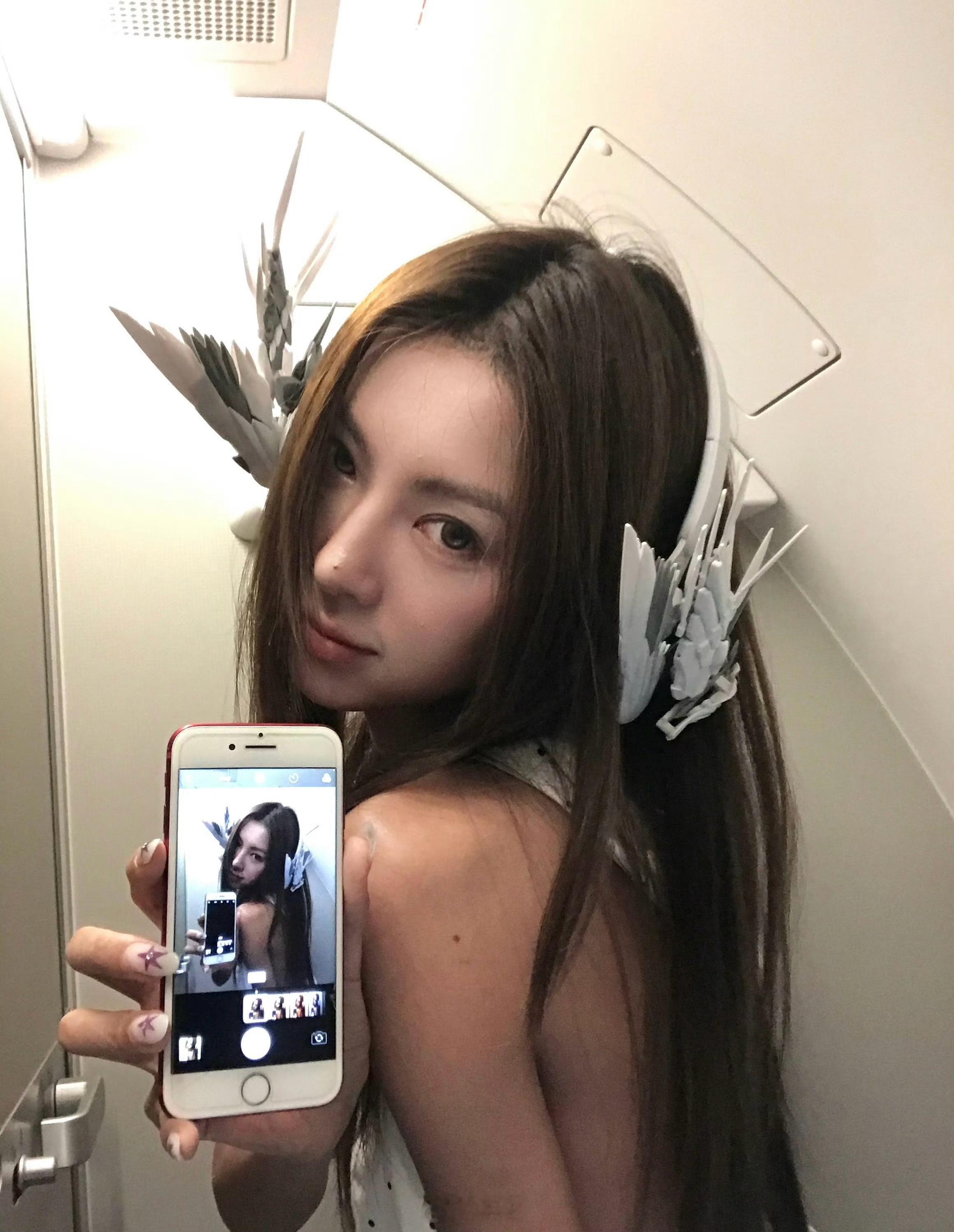 还是以前的home键iPhone有意思。 ​​​