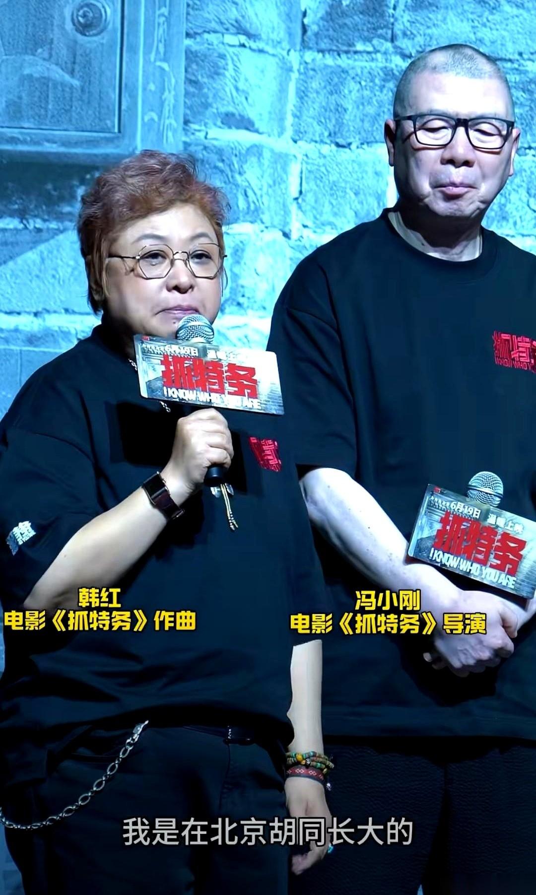 那场面，主角是韩红和冯小刚。
一个选手刚表演完，底下掌声稀稀拉拉。冯小刚清了清嗓