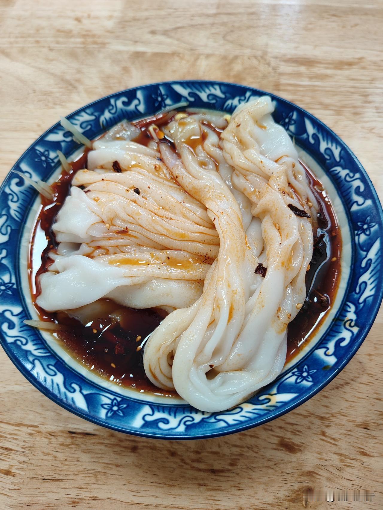 上午要离开汉中了，昨晚就想着早饭还是要吃点这边的特色。于是乎，早起下楼，点了一碗