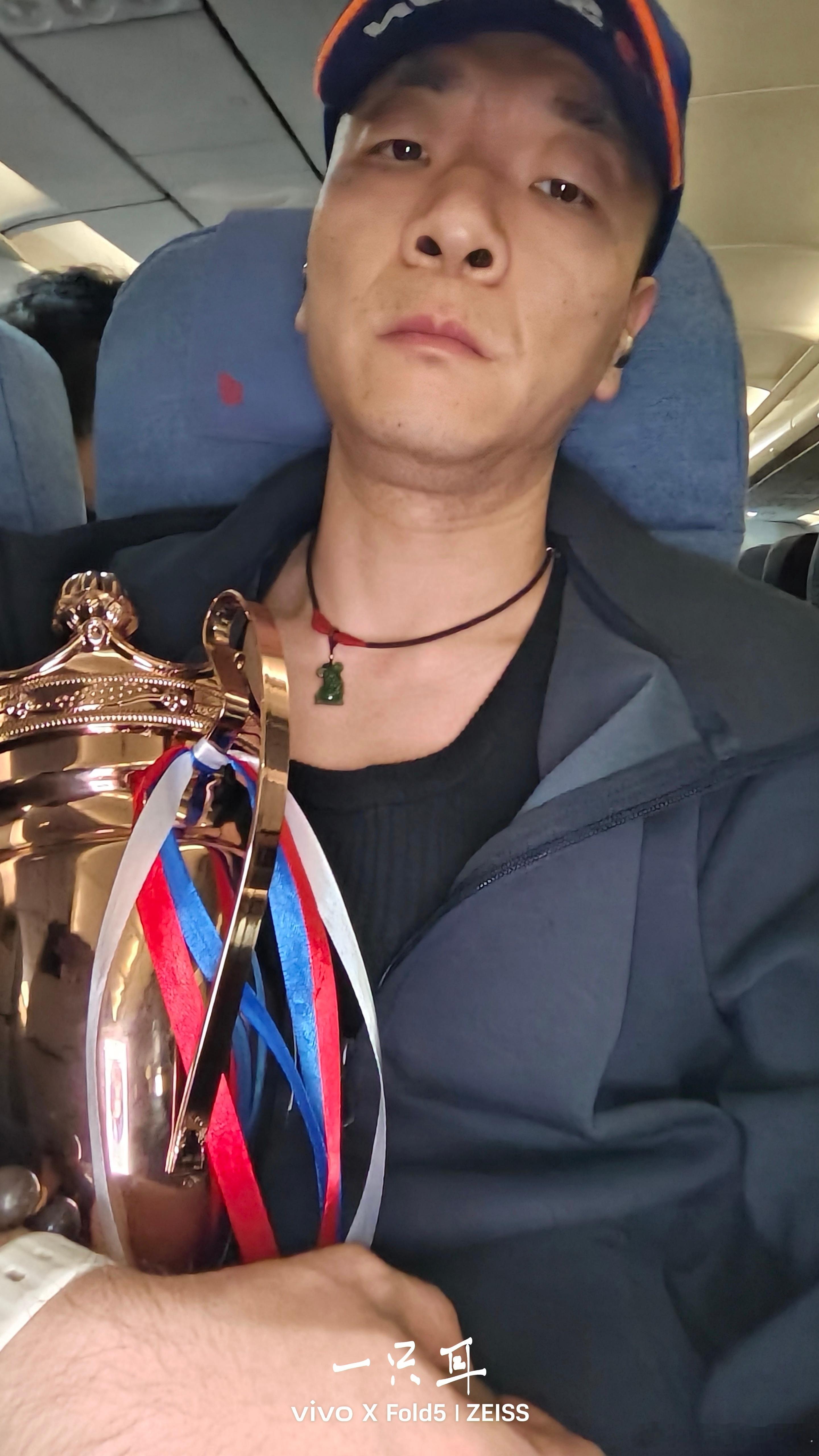 我……抱了一路你们敢信[允悲]多亏飞的快……边上大哥上厕所都小心翼翼[允悲] ​