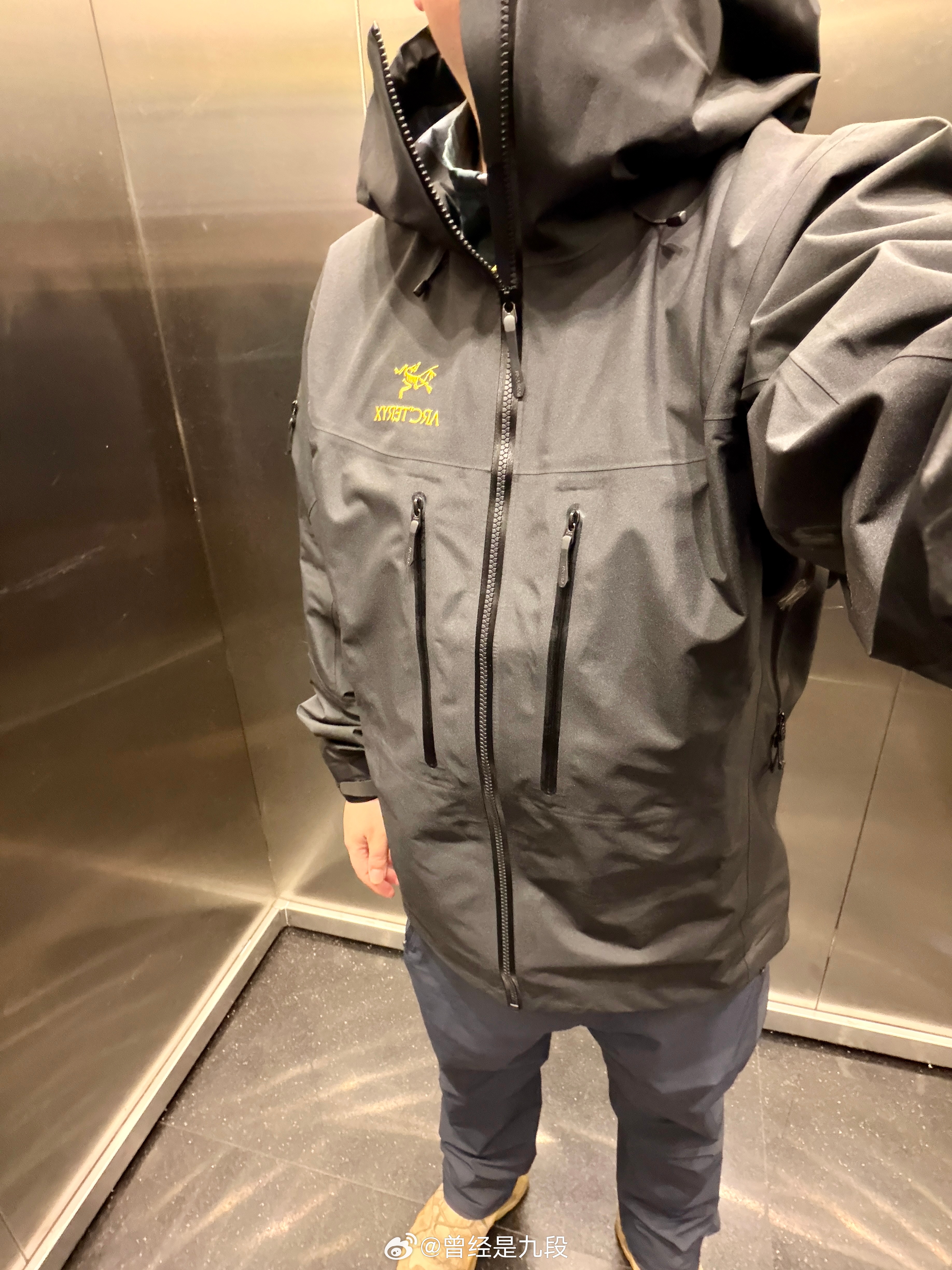 上班路上冻惨了，以为今天济南 10度很暖和，冲锋衣套了件贴身薄T就出来了……然，