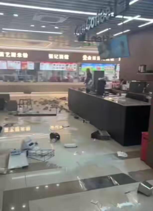 幸好这女生没答应，不然以后真不好说。

就前两天，吉林一大学，一男生在食堂当众表