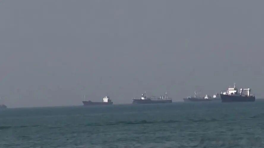【伊朗革命卫队：两艘油轮在霍尔木兹海峡爆炸起火，警告航运公司“切勿相信美军虚假信