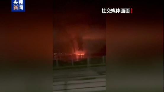 黑海深夜突发惊魂一幕！俄罗斯新罗西斯克港遭到了无人机的偷袭，可能有人不知道，这个