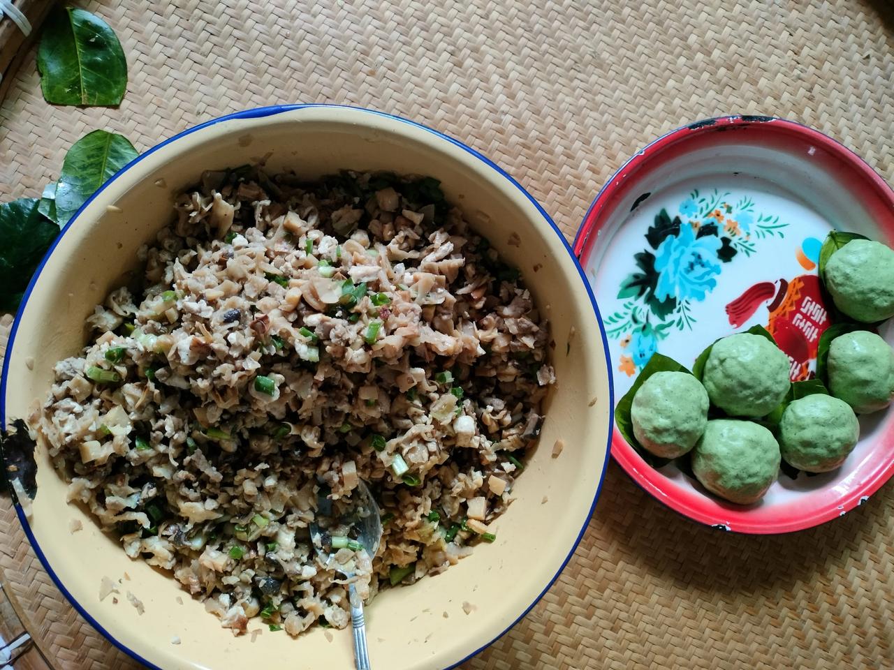 清明时节雨纷纷，浙南青田人家又开始在家做传统清明食品了。其主料是新鲜的棉菜、粳米