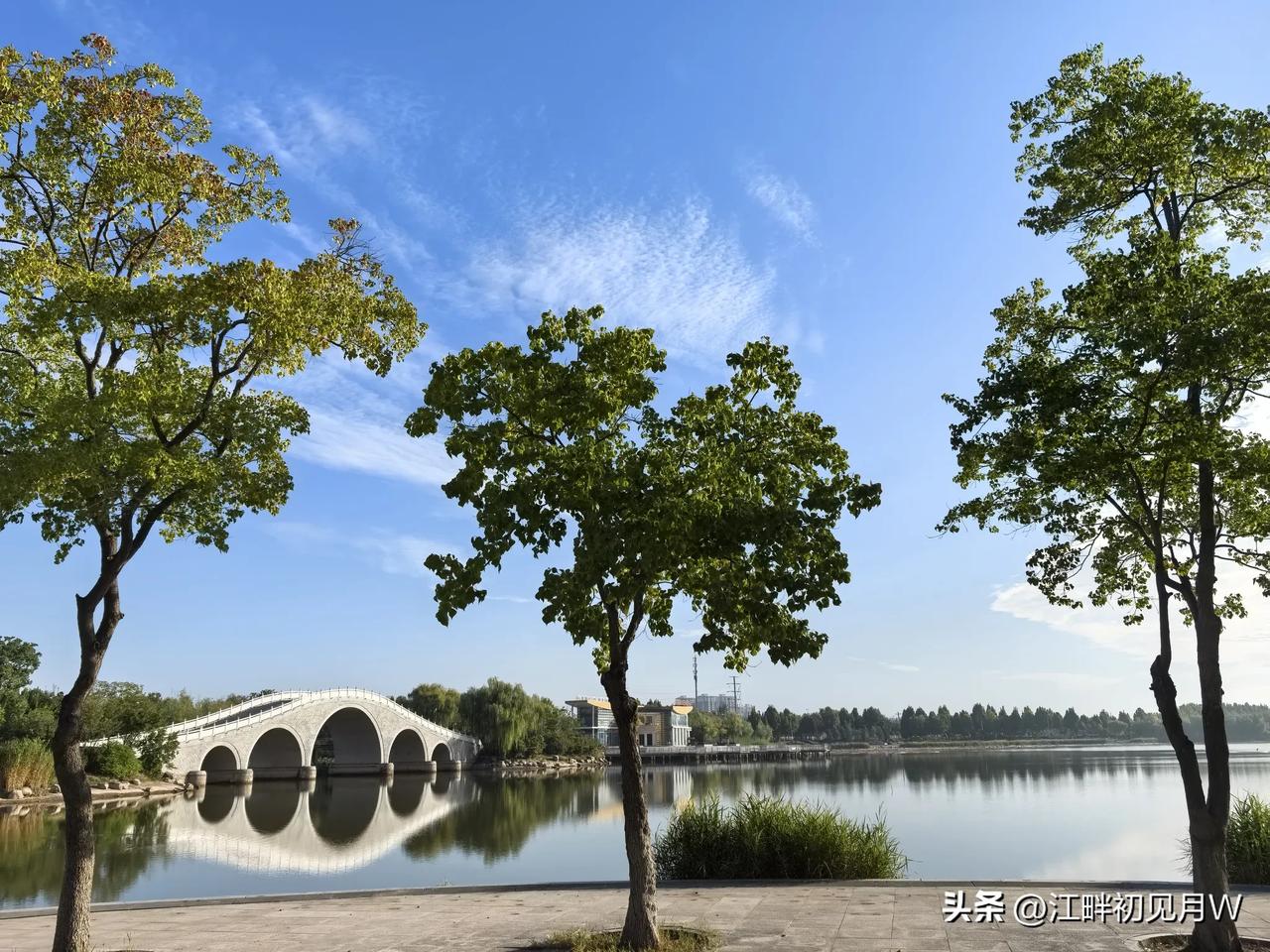 秋日，雨后的清晨，天空湛蓝如洗，云白似雪。微风轻拂细柳，碧水静映小桥。漫步在湖畔