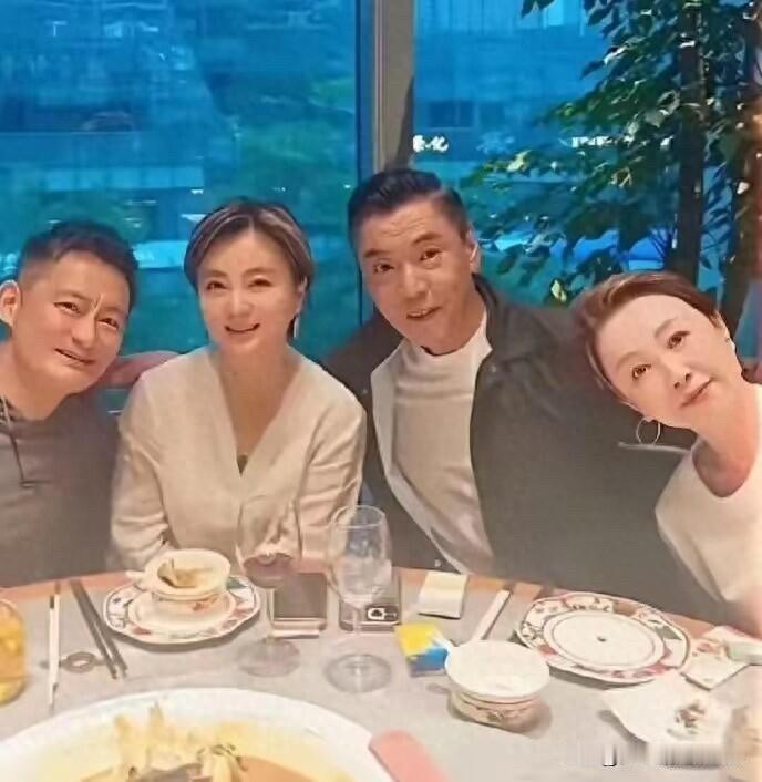 这四位明星的聚餐合影里，多数人能够认出两个，如果能认出4位的，说明你的年龄有在5
