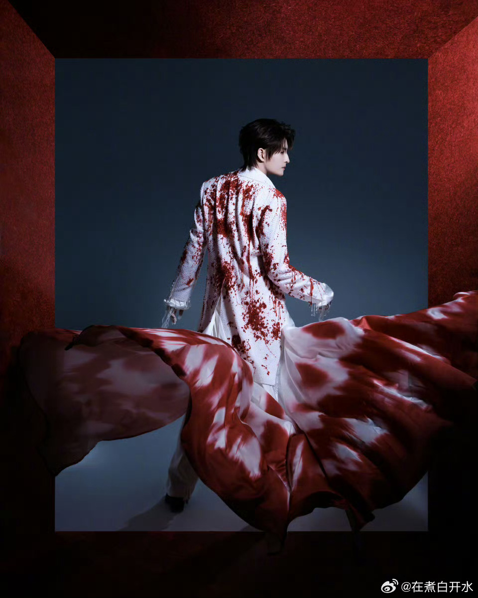 张远回应自己手小抓财张远演唱会被发现手套塞不满，当场急着自证手小，还机智挽尊说手