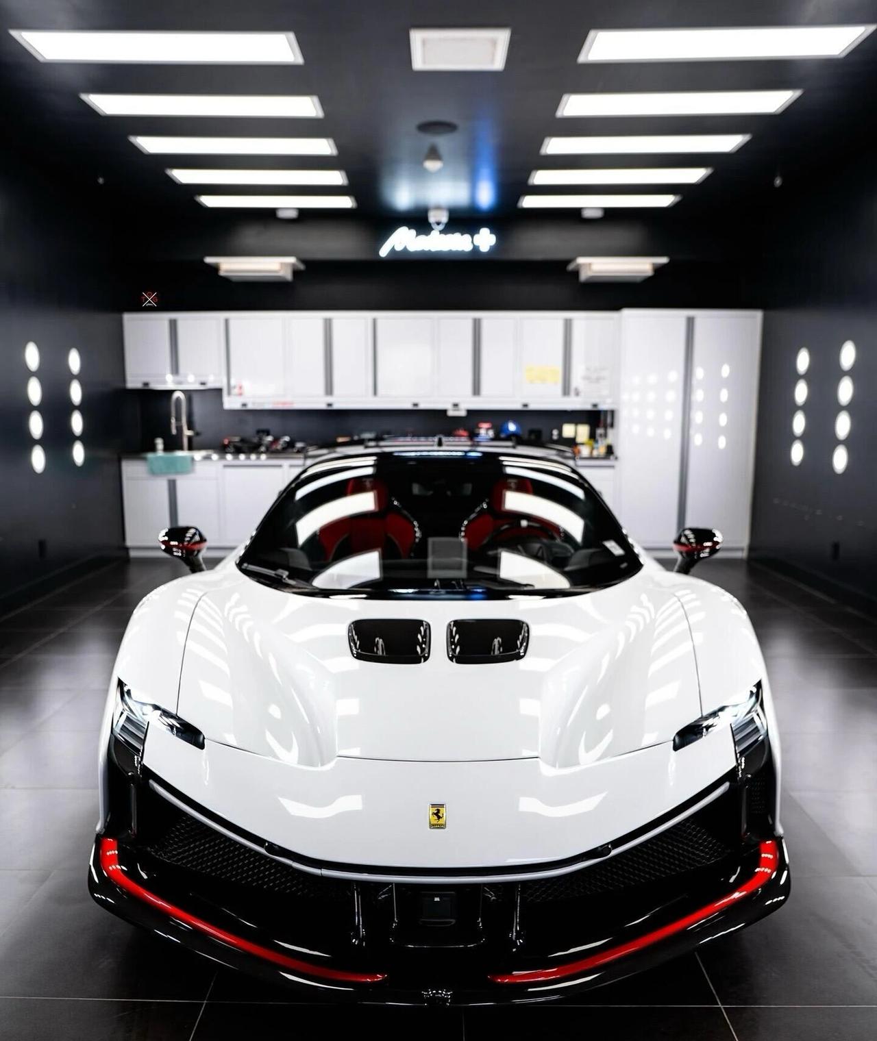 这台奔驰AMG G63为MY806+056后期款采用吸睛的黑外红内配色。选装夜色