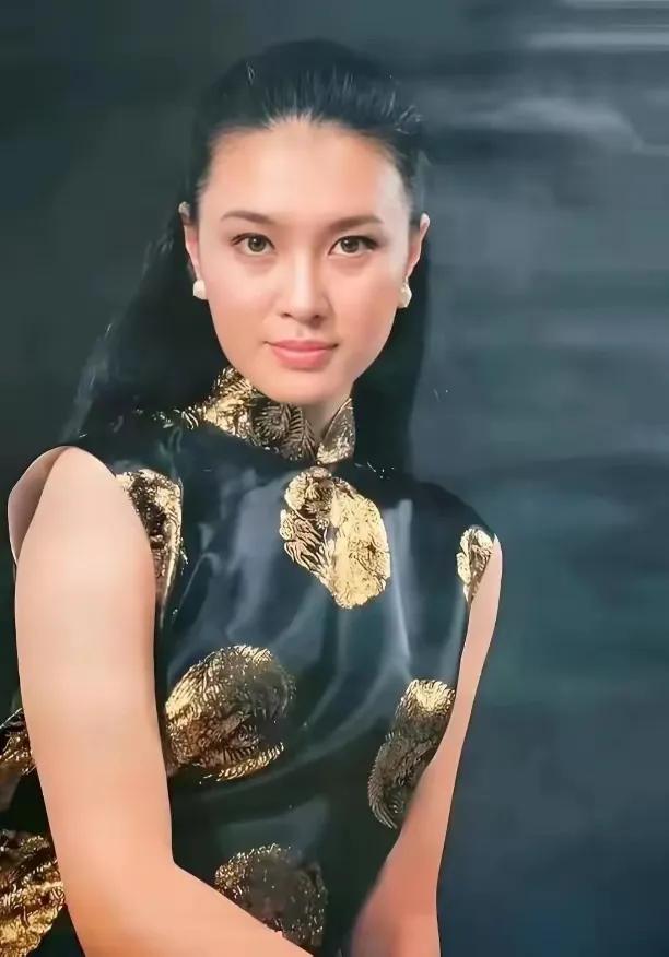 方舒年轻的时候多美啊！
方舒,7岁演小萝卜头,八十年代成当红影星,两段婚姻。
8