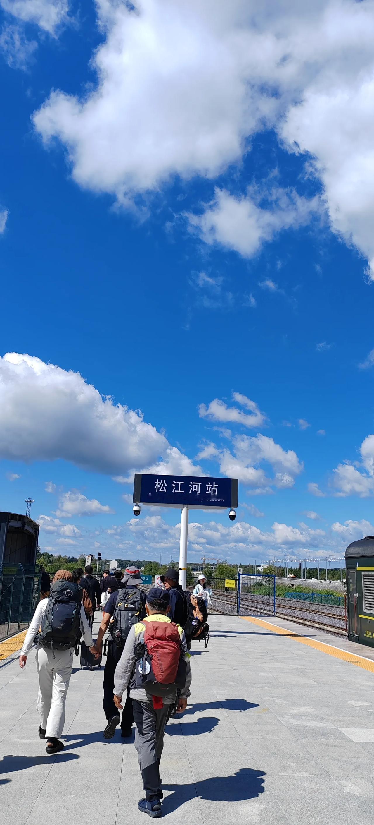 白云之上是家乡
我喜欢看云彩，也喜欢拍云彩。因为我们看到的云彩，和拍出来的云彩是