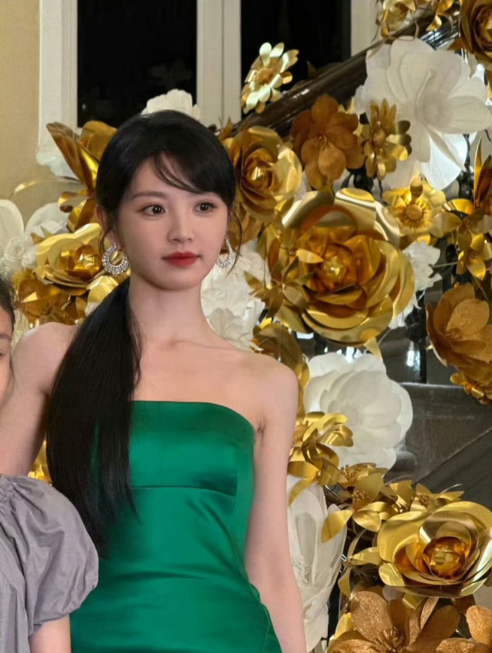 田曦薇抹胸露背绿裙田曦薇娇兰晚宴路透生图来啦田曦薇娇兰晚宴路透生图 ​​​