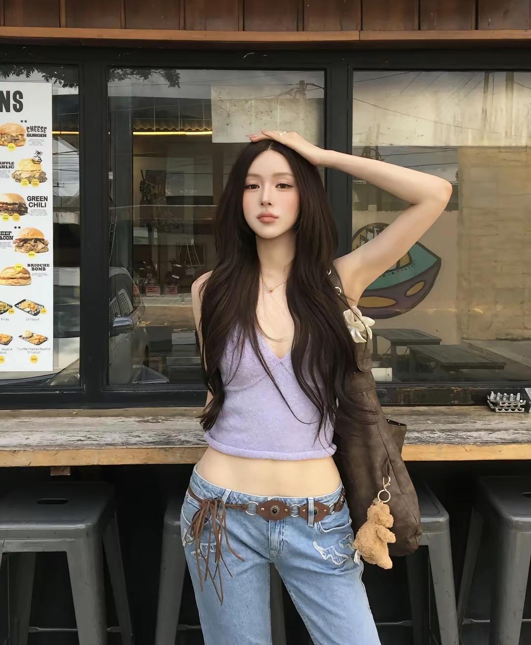 紫色背心+牛仔裤，搭配棕色包包，元气满满！