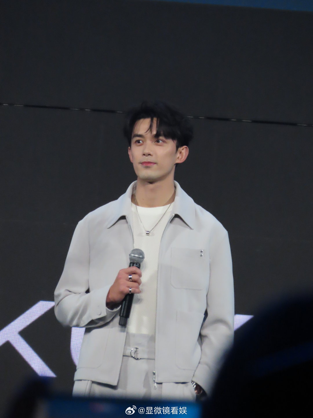 吴磊舒服磊 吴磊说片场、骑行、露营、回家都是他舒服的地方。我懂了，吴磊就是一颗很