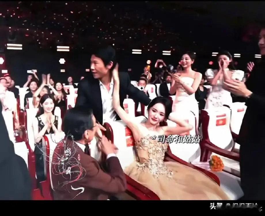 单身就是好呢，看看百花奖的杨幂！想抱就抱、想摸就摸，看着杨幂的后背，大鹏抱着眼睛