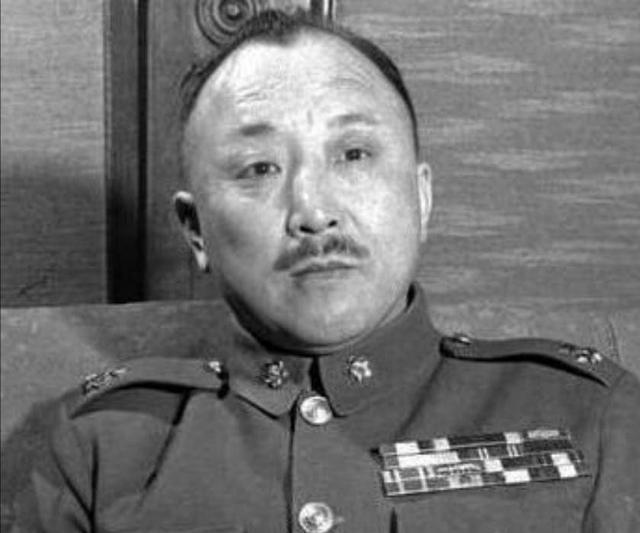 1949年1月初，卫立煌被软禁在南京，黄埔军校校长关麟征前来看望，门口的宪兵不让