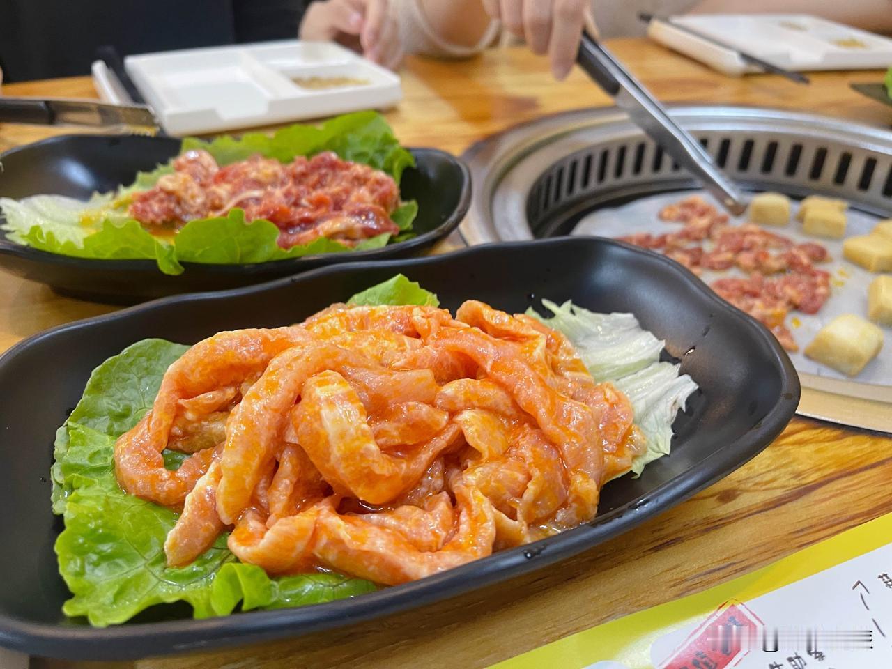 又在我家楼下吃烤肉，美妞再过两天就要开学了，下次一起吃饭估计要到暑假，满足她的吃