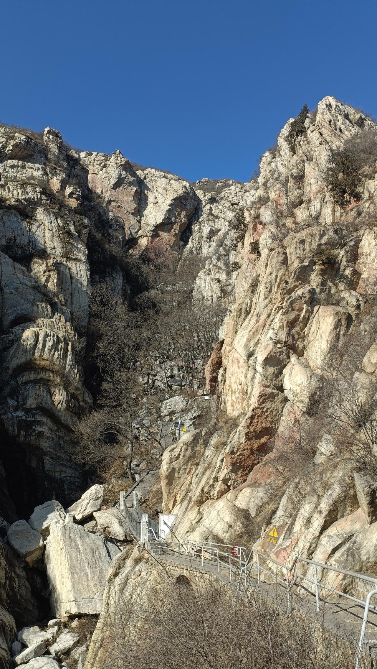 今天来爬嵩山，五岳中的嵩山确实不错。门票才50元，这一路景色绝对值回票价。
一线