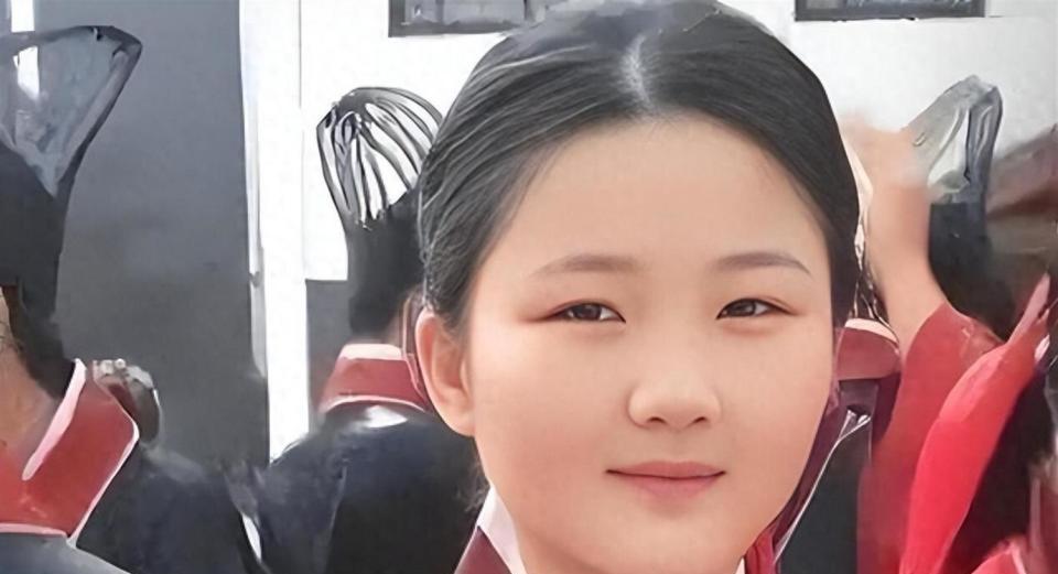 被亲爹后妈“坑”了5年青春，这女孩硬是把烂牌打成了王炸！
 
买宝瑶的人生，曾经