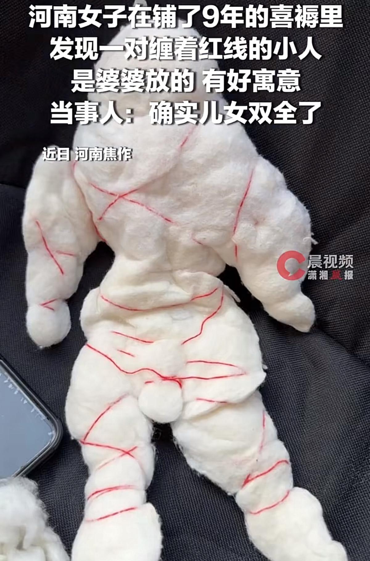 河南焦作，女子生二胎，母亲过来帮忙照顾孩子，发现女儿盖的被子还是结婚时的喜被，提