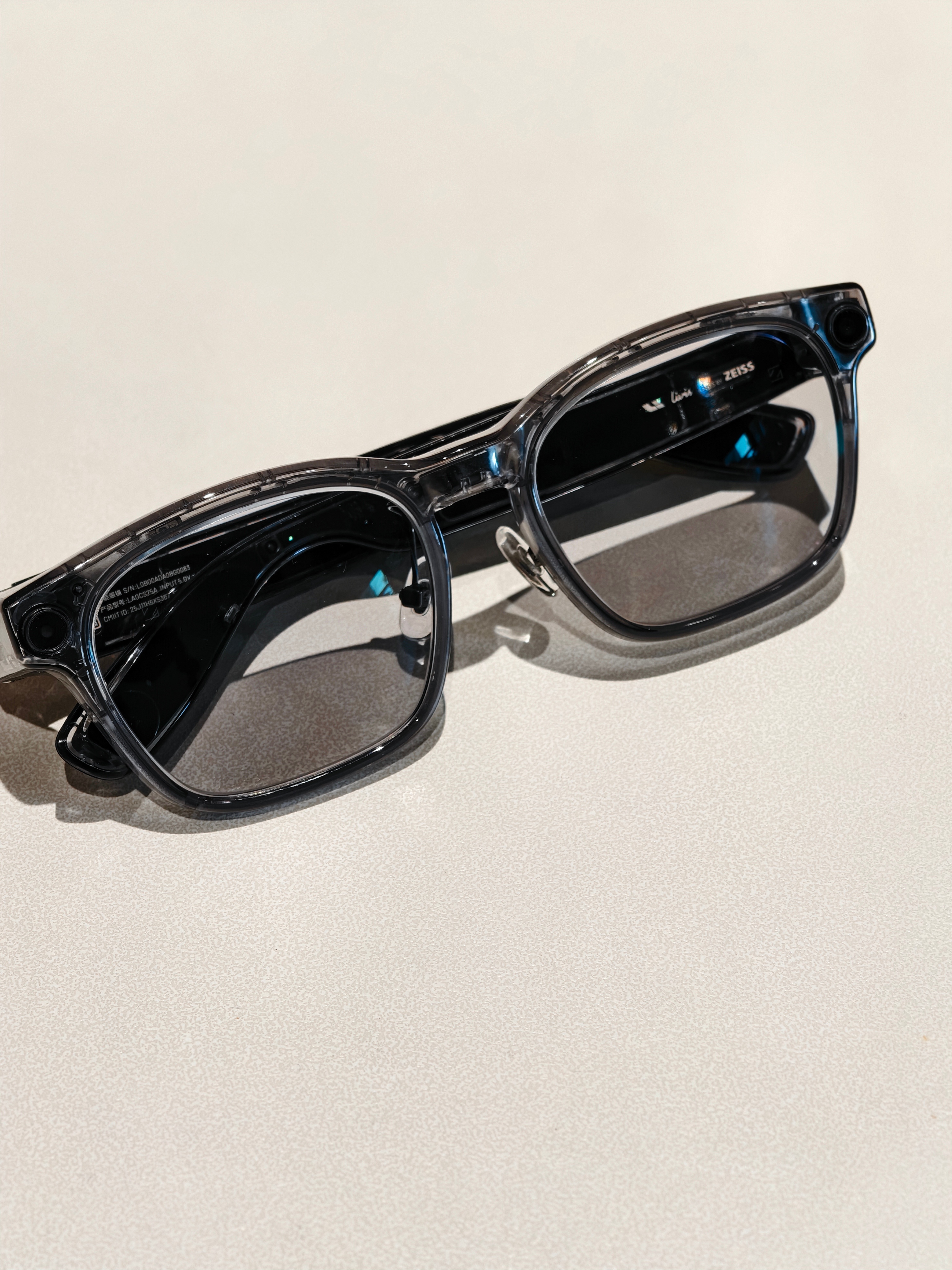 理想AI眼镜Livis 虽然是AI眼镜，但是在重量还是做到了日常板材眼镜的重量，