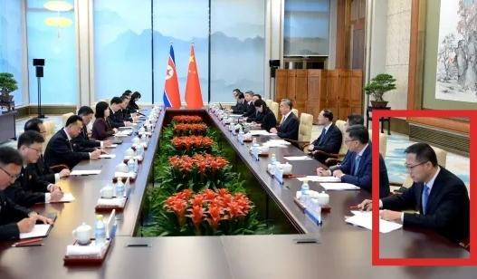 朝鲜外相崔善姬与王外长的会议人员有一个我们非常熟悉的人，就是外交部前发言人赵立坚