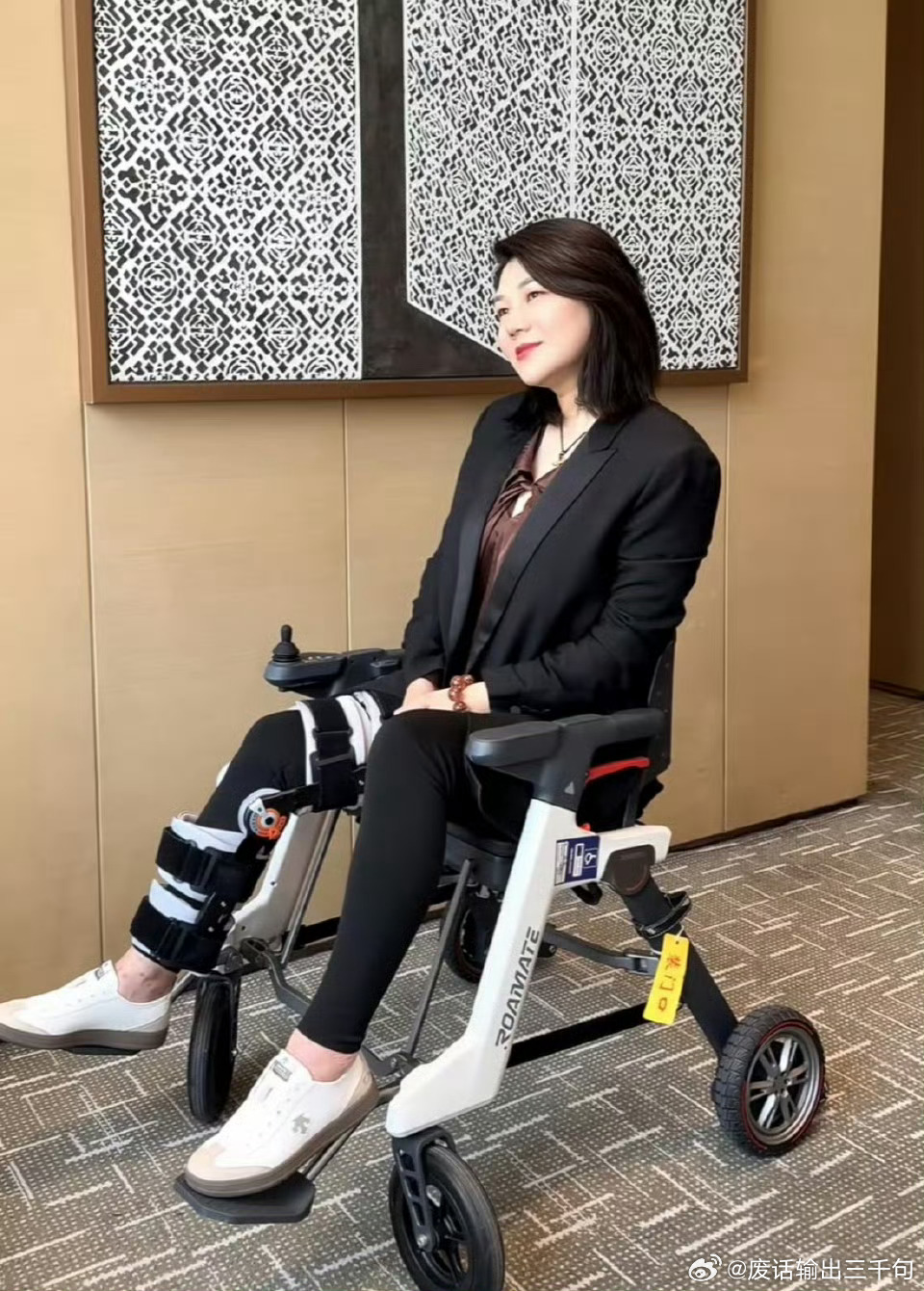 杨天真坐轮椅出席年会她瘦了好多啊…还记得之前在网络上和大家一起学习分享我最认可她