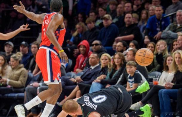 12月07日讯 NBA常规赛，快船遭遇森林狼逆转，最终以106-109告负。快船