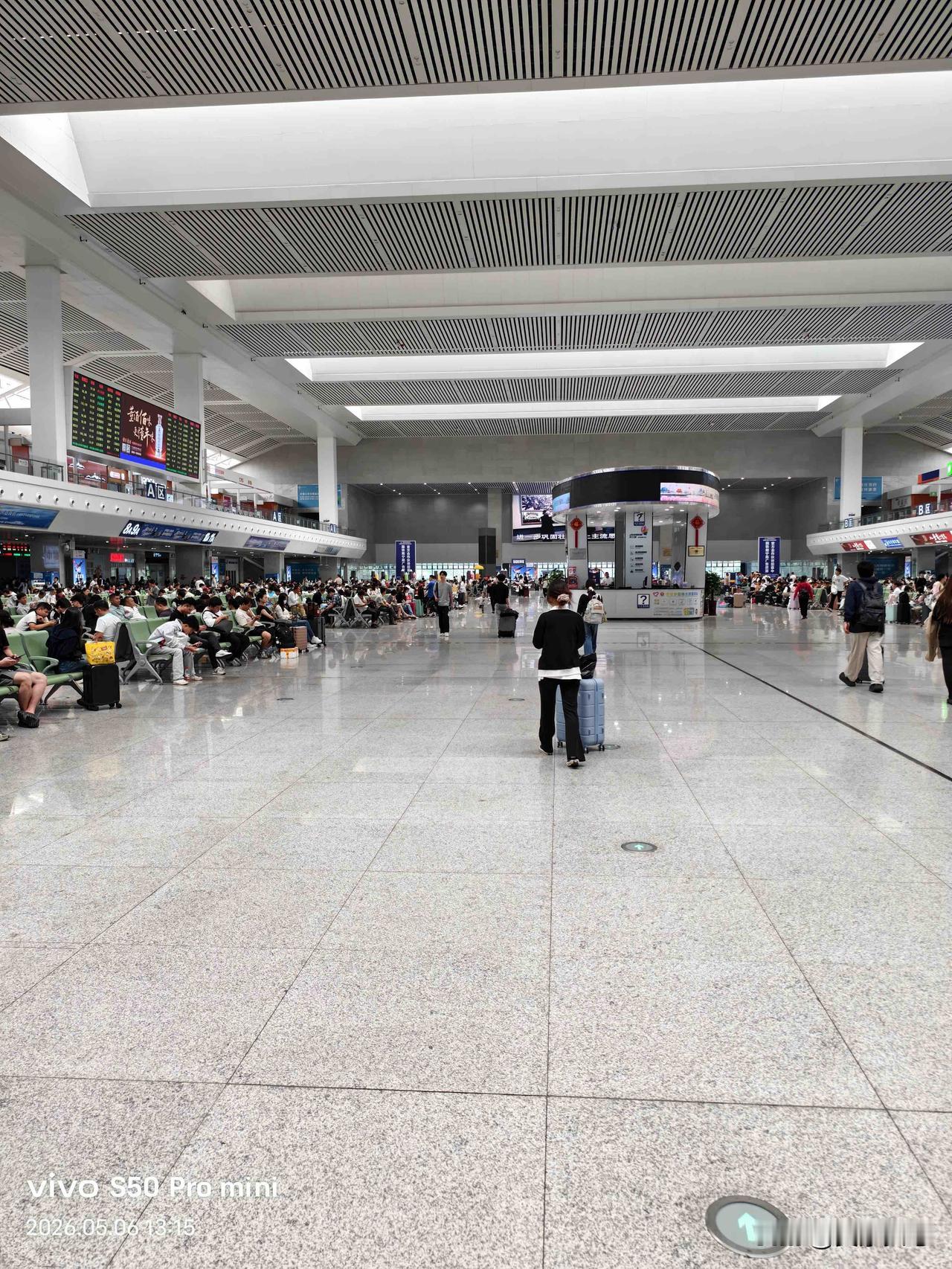 刚刚换新机，使用了8年半的苹果8P换成vivo，1200万像素的果8跟5000万