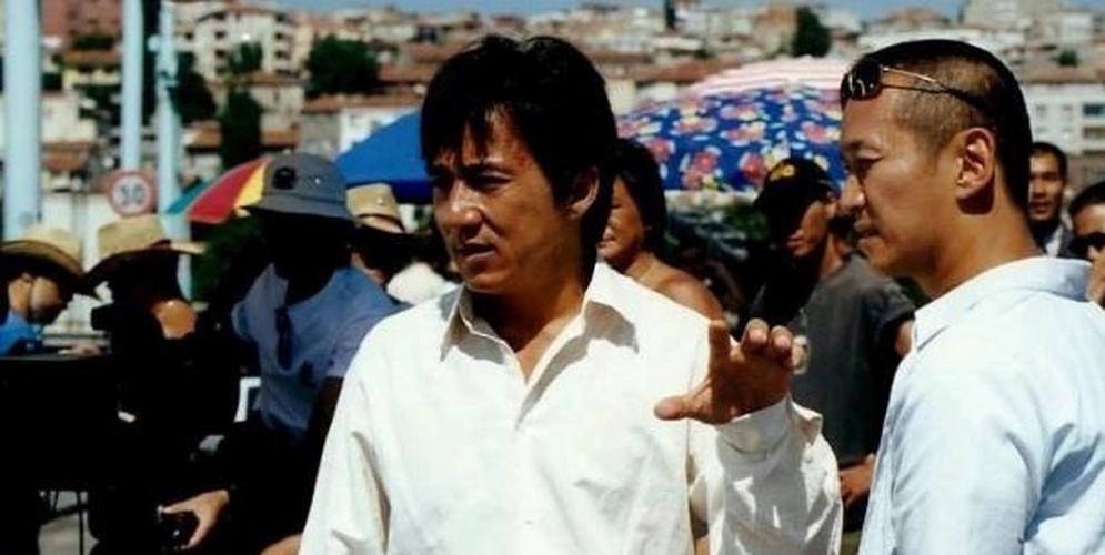 1982年，成龙开出50万年薪请陈德森当司机，配奔驰、送住房，这在当年是旁人挤破