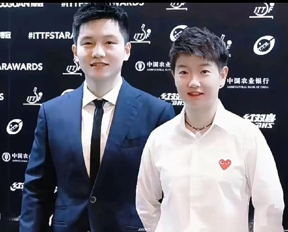 谁懂啊！国乒的颁奖礼合照也太戳人了！
 
刷到樊振东和孙颖莎这张合照，直接被戳中