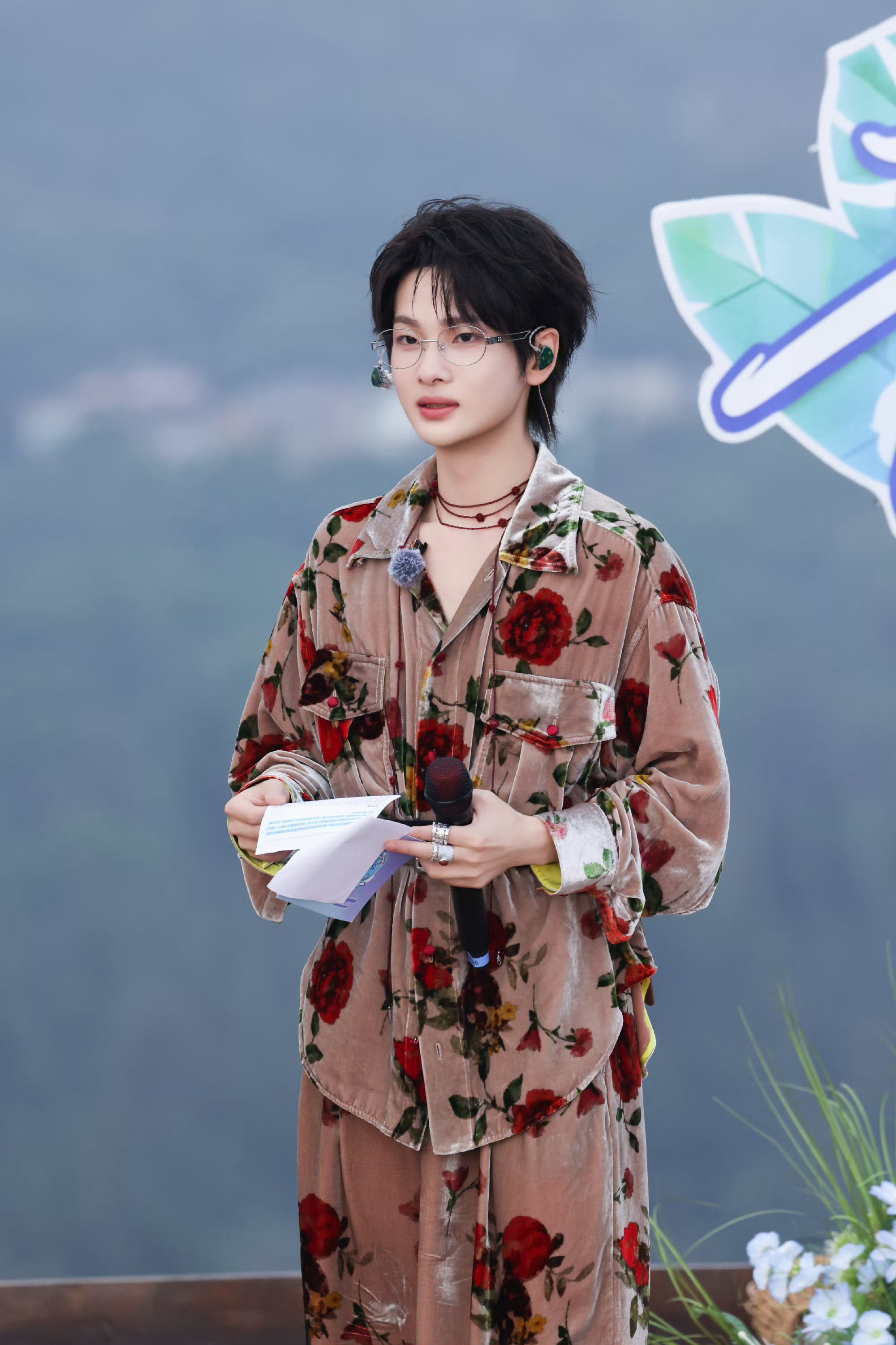 周震南深圳演唱会  zzn 周震南可爱 烟雨归你，星月归你，我归川湖海，也归你眉
