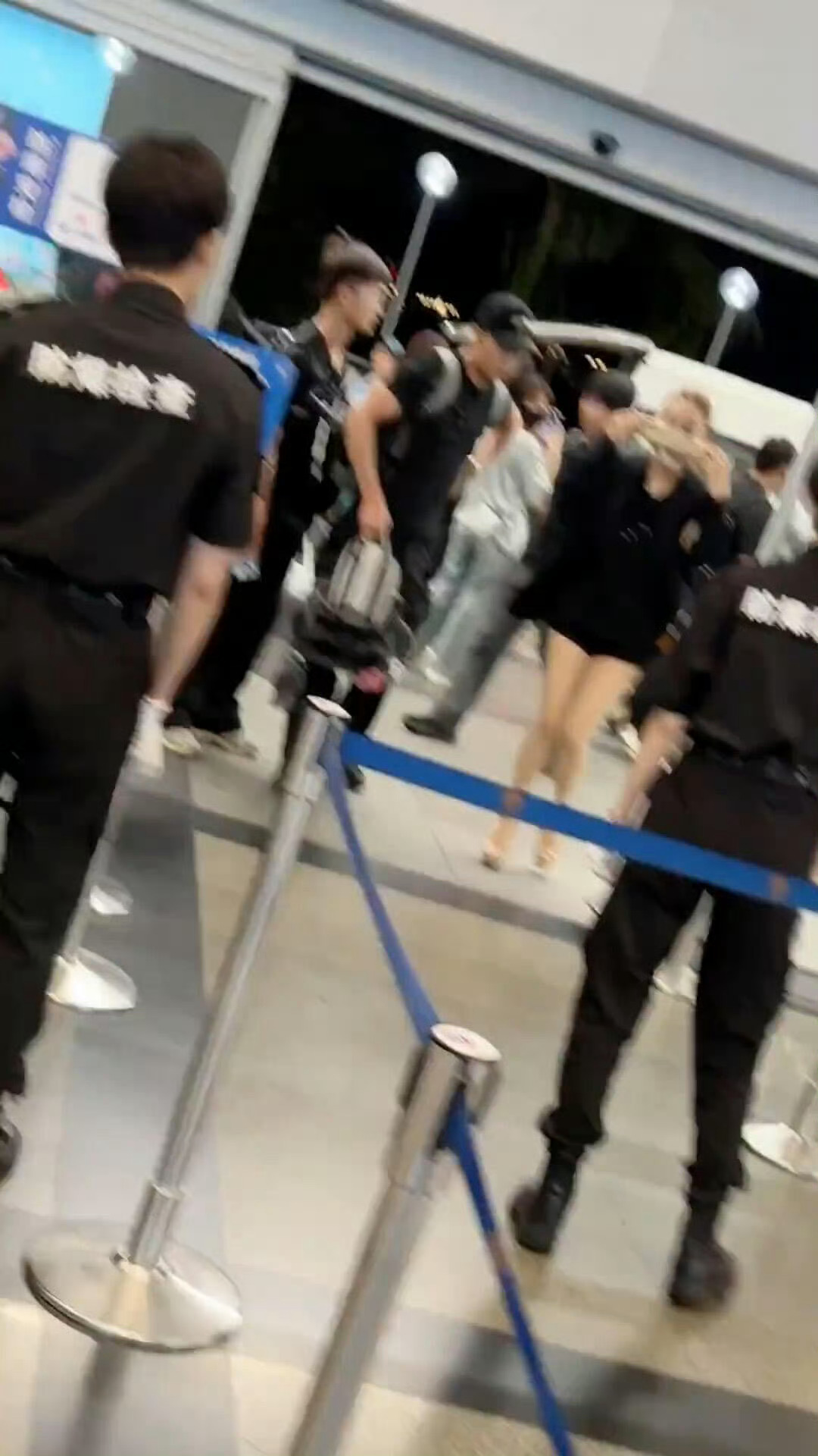 宁静的腿好白呀，但是我印象中的宁静姐都是比较自然的，越大越有味道了 ​​​