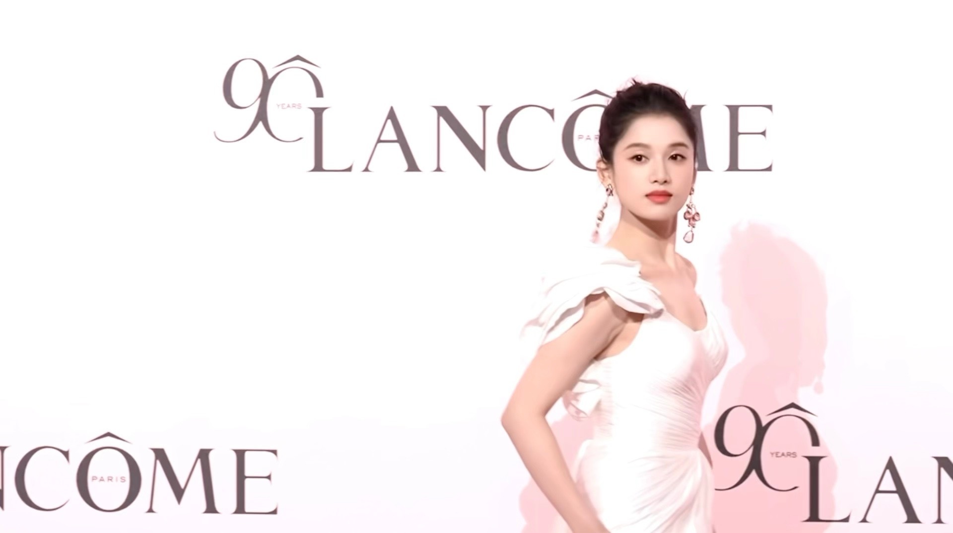 看的第一遍甚至没注意到耳环…家仪完全女神来的[抓狂][抓狂][抓狂]张婧仪耳环消