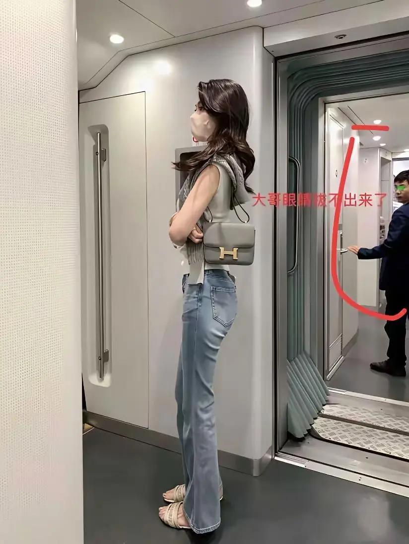 牛仔裤有点肥，如果紧致合身的话还会更好[爱慕][爱慕][爱慕]牛仔裤 完美身材牛