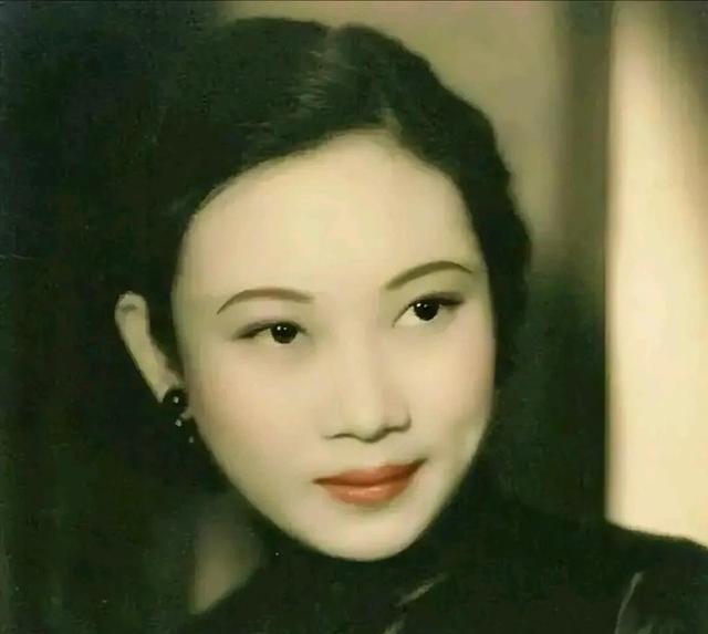 1946年，一代美人胡蝶被按在床上，戴笠撕扯着她的旗袍：“想你丈夫孩子平安，就乖