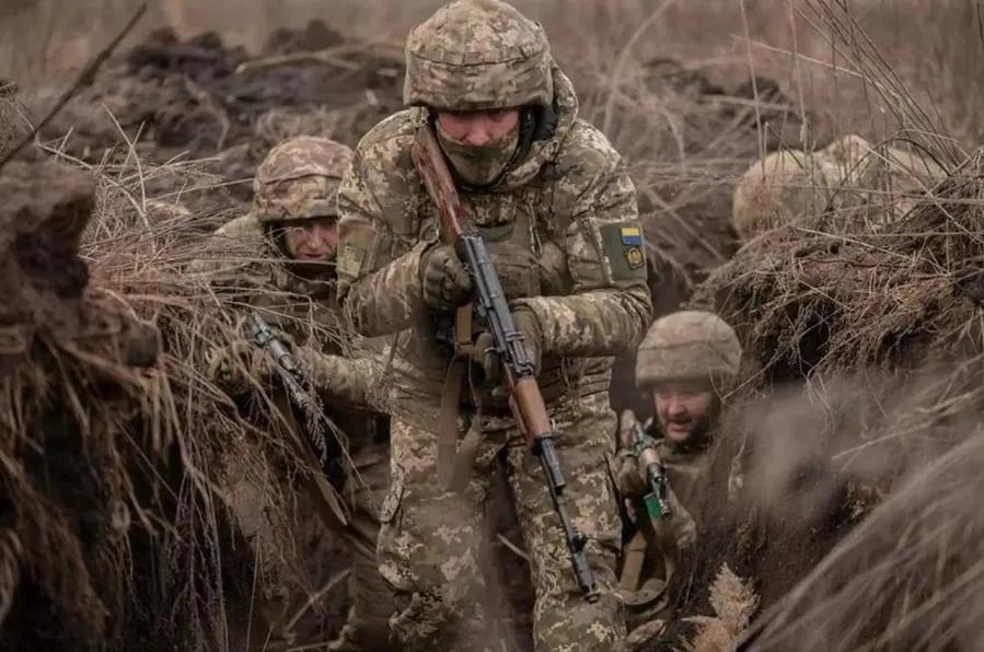 俄军北部集群在苏梅州格卢霍夫斯基区不断推进，占了好几个村之后，乌军指挥部再也坐不