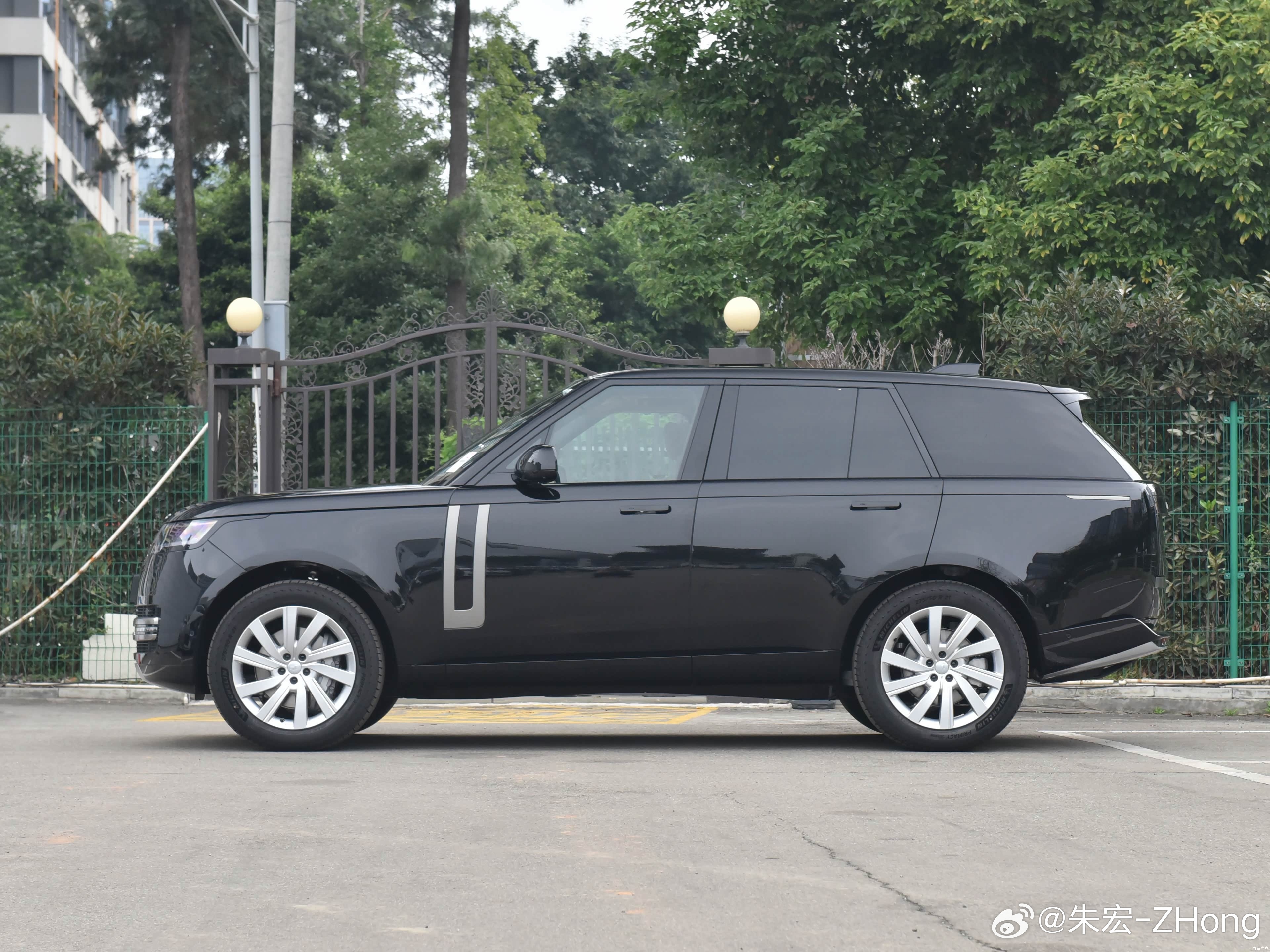 路虎揽胜标轴 现在一天一个价格 指导价141.2万全款优惠22万裸车119.2万