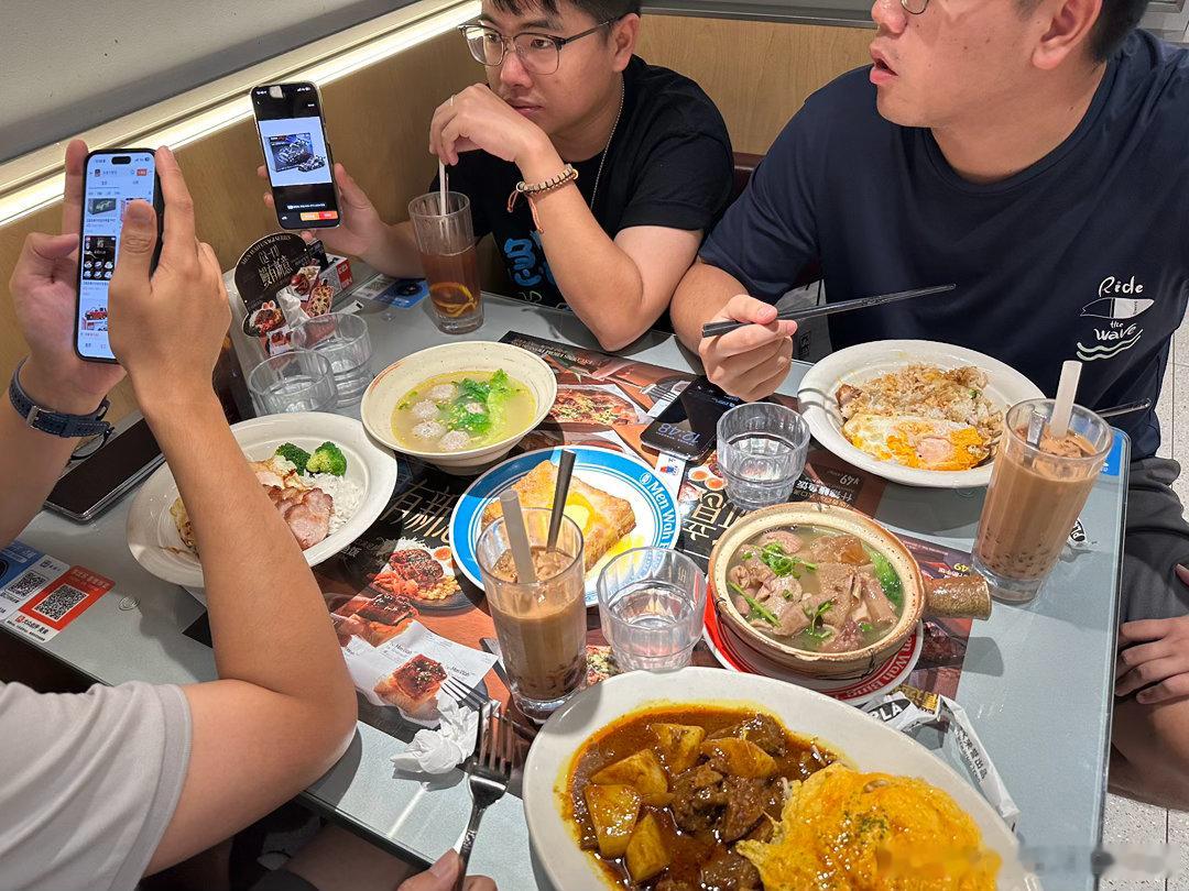 广东人出差的日常：1. 寻找一家茶餐厅。2. 吐槽那家茶餐厅。3. 再寻找下一家