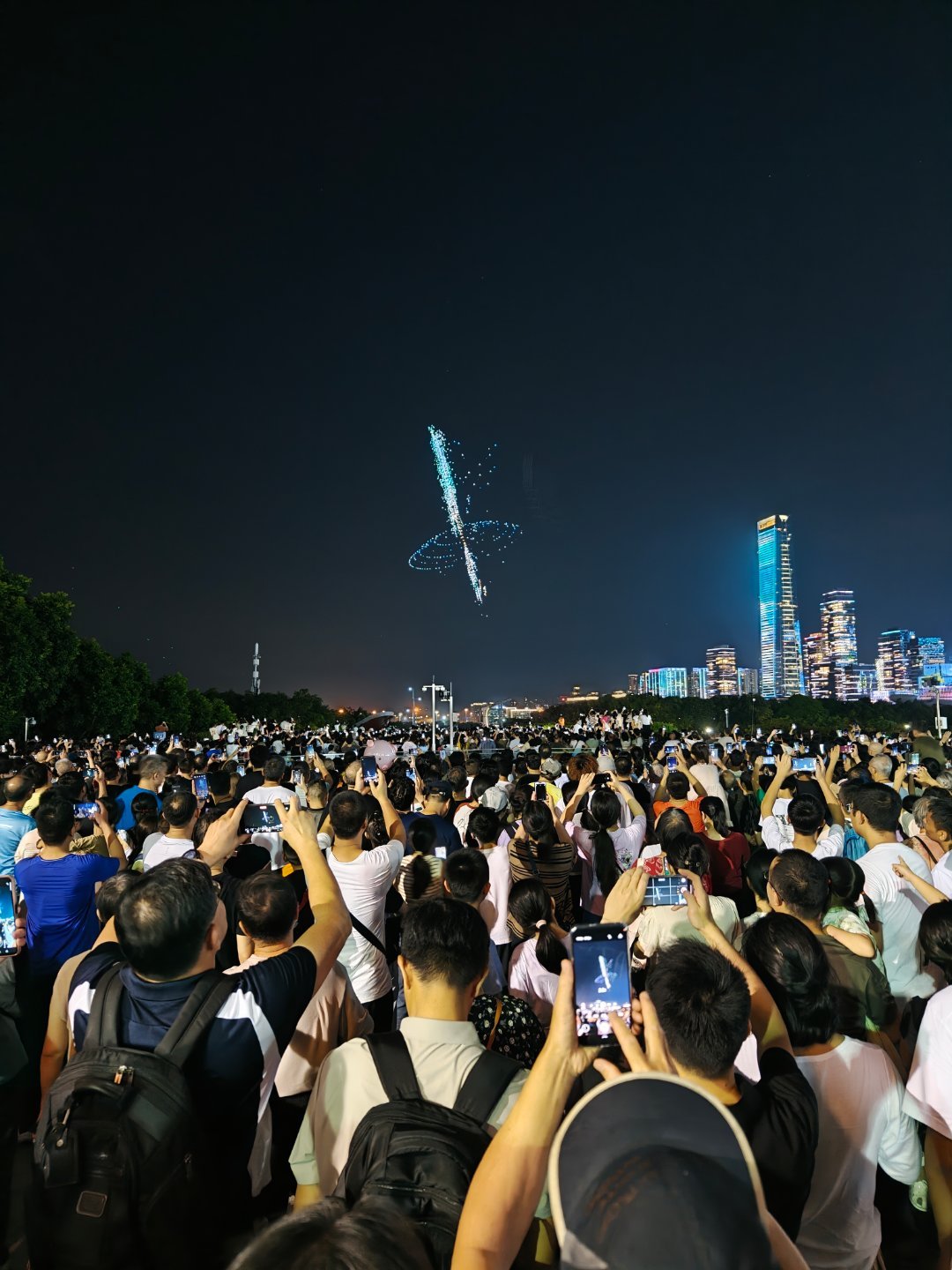 1万多架无人机为深圳庆生来现场感受了一下，人太多了。位置也不太好，在侧面，看到不