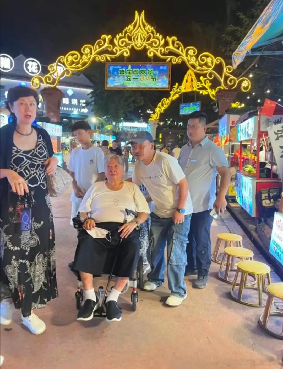洪金宝夫妇带孙子逛夜市，高丽虹170高个好年轻，与孙子像是母子！ ​​​