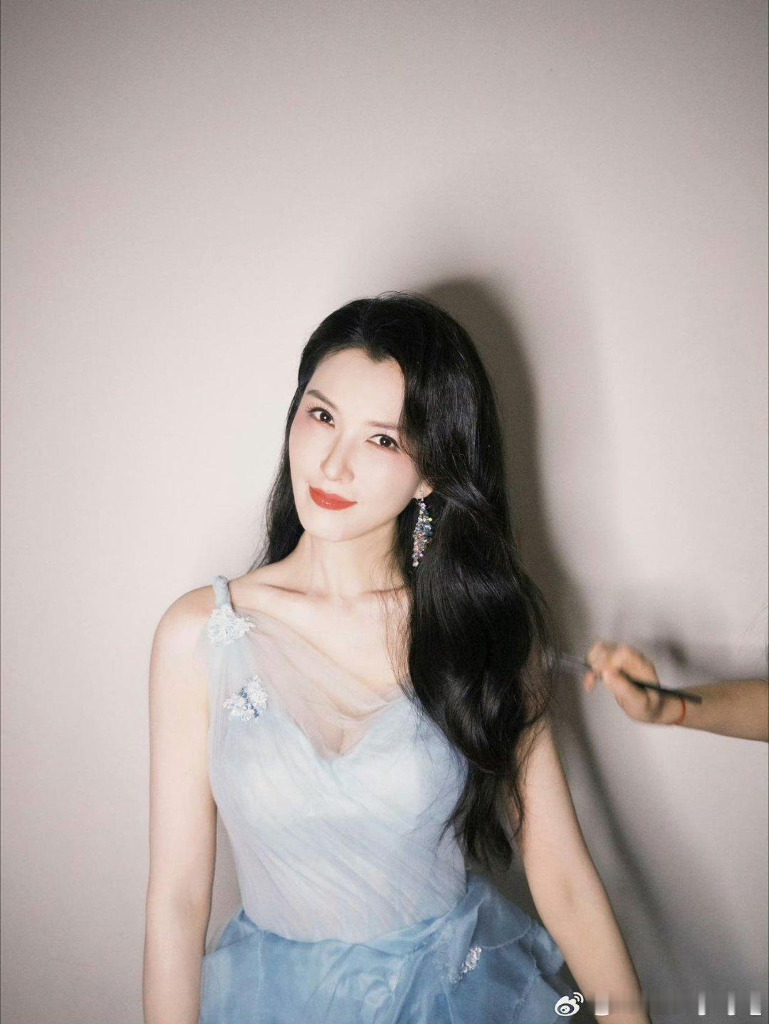 徐洁儿开口定调雨爱太好听了舞台状态绝佳气场从容大气，徐洁儿倾情诠释《雨爱》旋律，