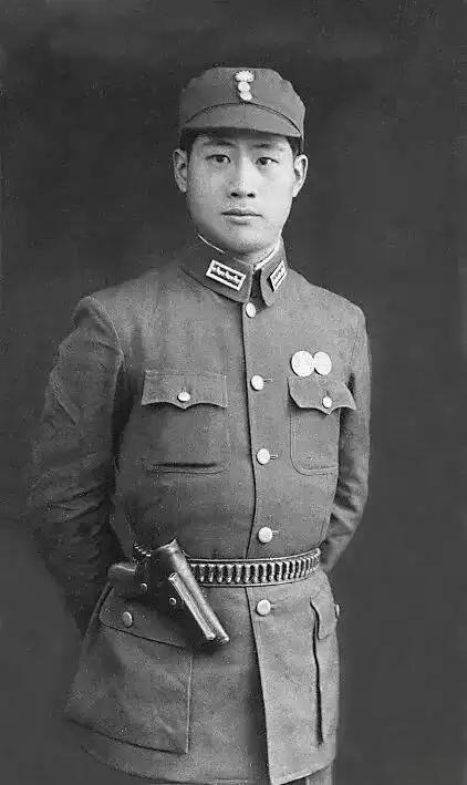1950年，台湾共产党员林正亨被枪决，囚车正巧经过他家门前，他猛然站起急切的大喊