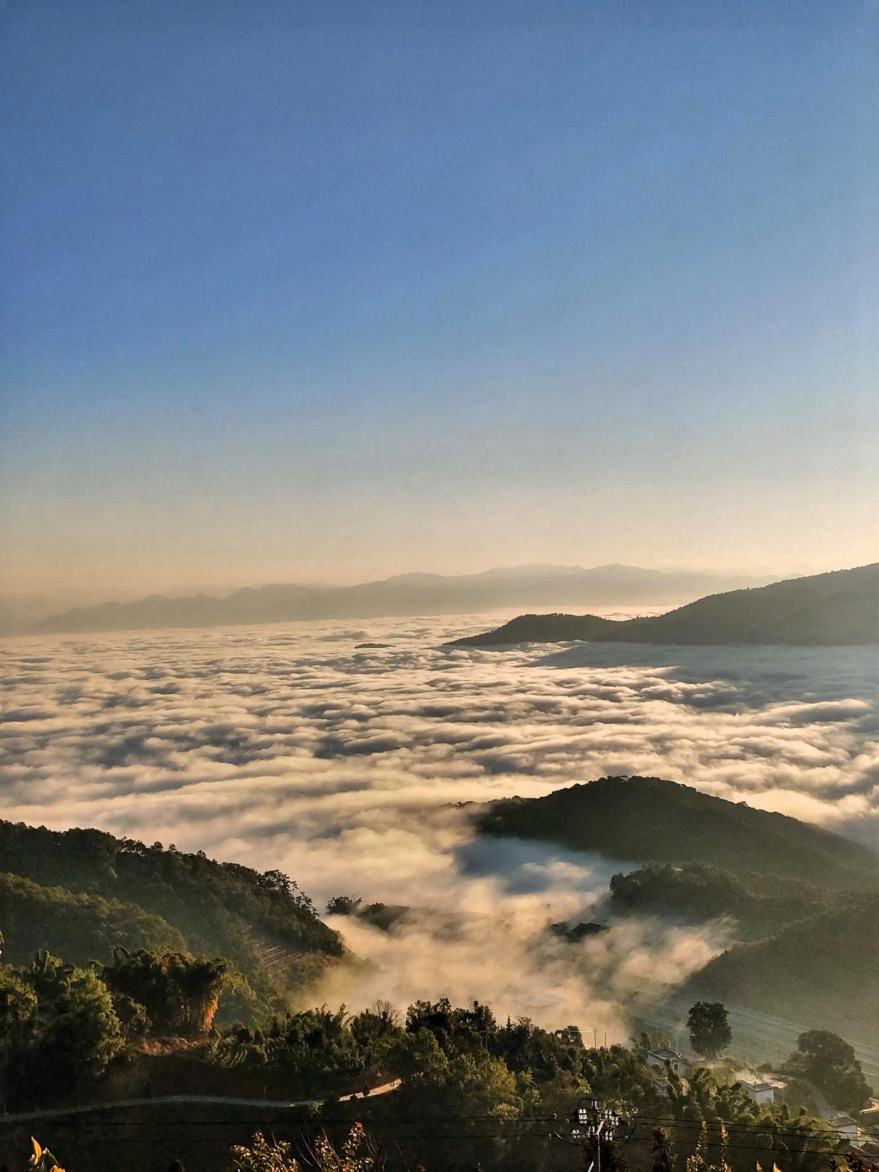 云海翻滚，山峦若隐，宛如仙境。